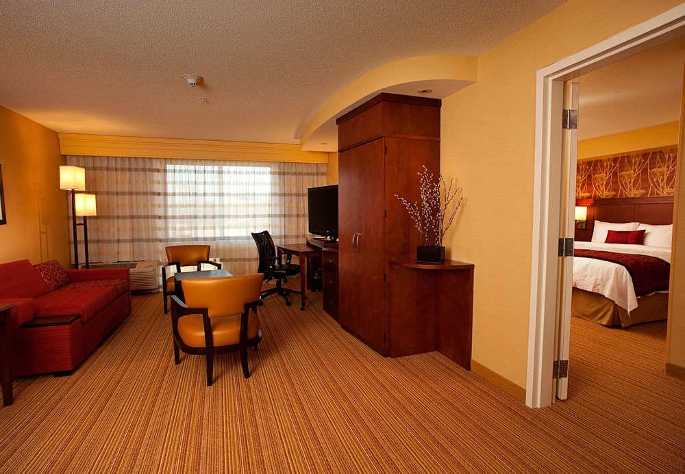 Courtyard Milwaukee Airport Hotel Exterior photo