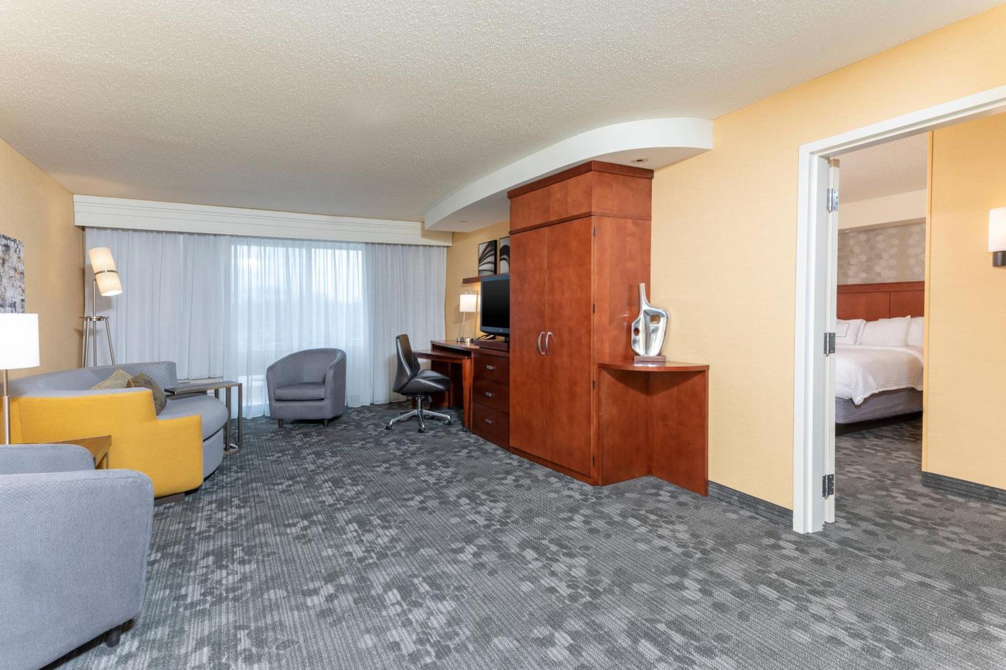 Courtyard Milwaukee Airport Hotel Exterior photo