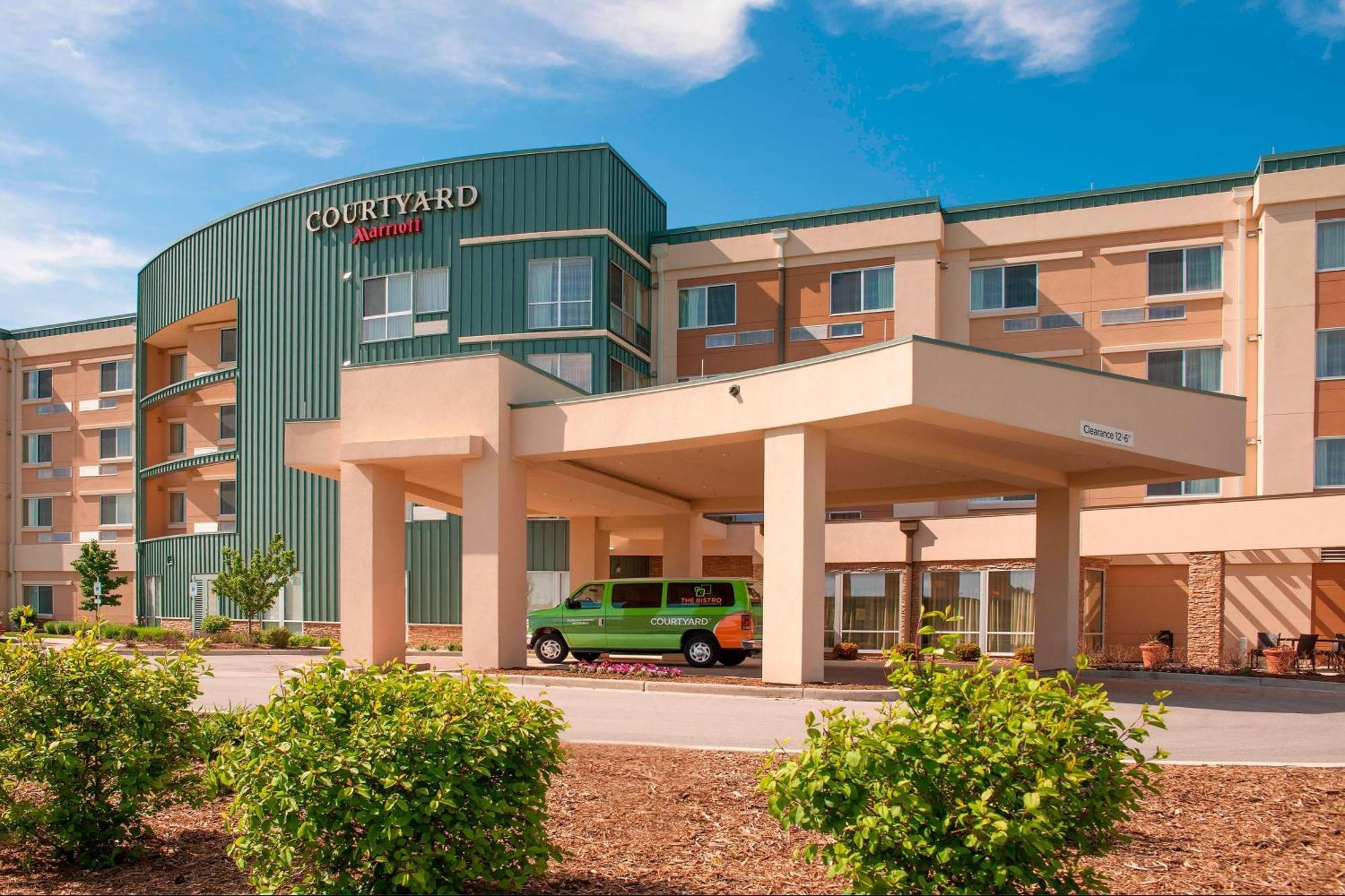 Courtyard Milwaukee Airport Hotel Exterior photo