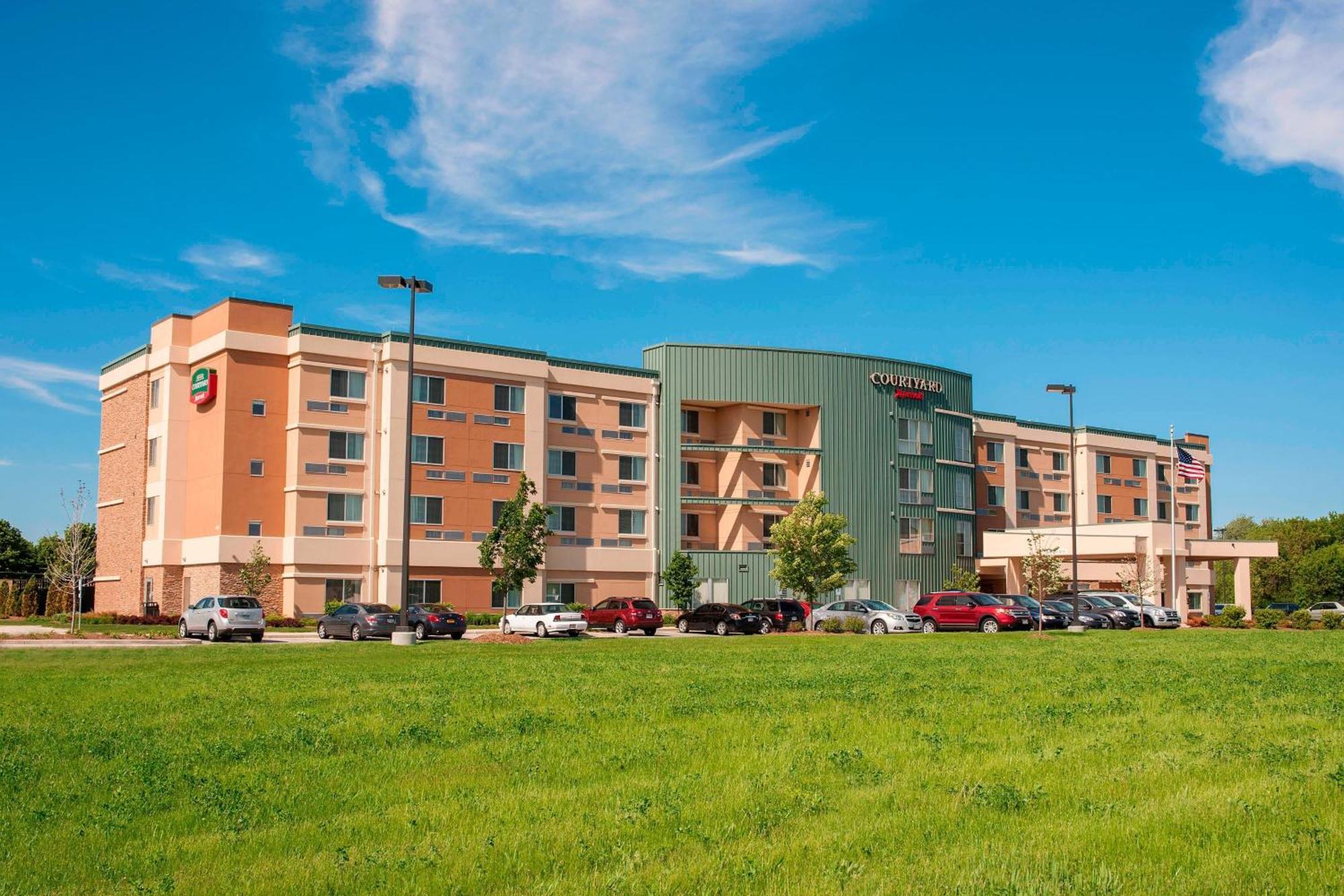 Courtyard Milwaukee Airport Hotel Exterior photo