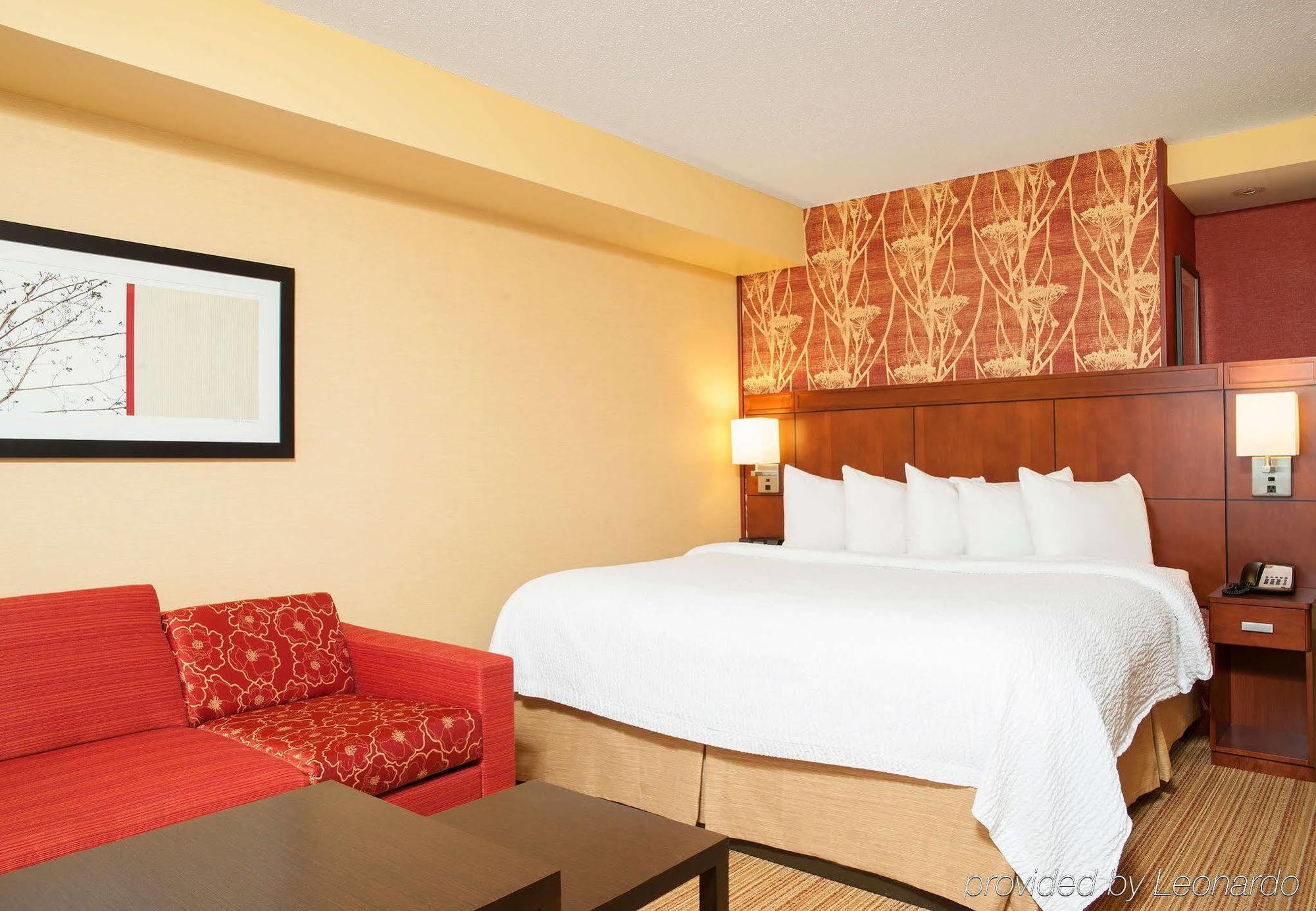 Courtyard Milwaukee Airport Hotel Exterior photo