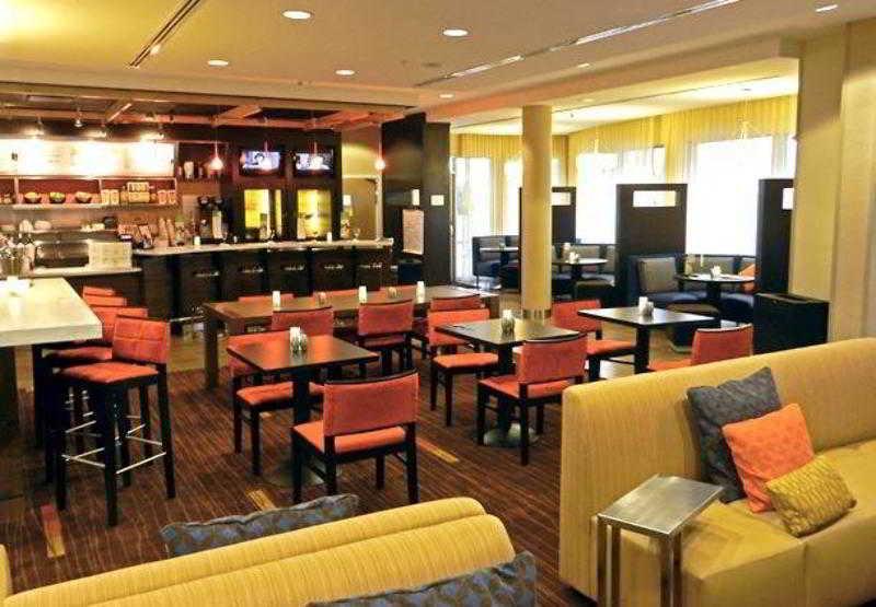 Courtyard Milwaukee Airport Hotel Restaurant photo