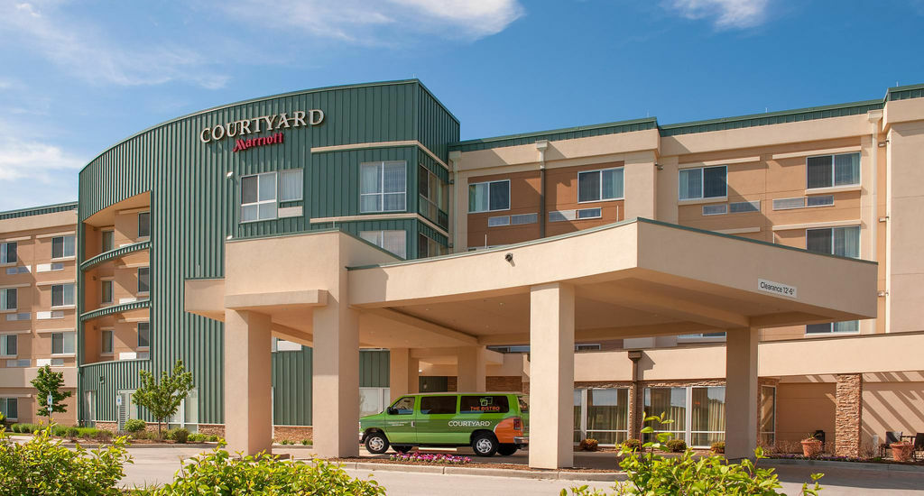 Courtyard Milwaukee Airport Hotel Exterior photo